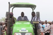 Campagne agricole 2019-2020 : le ministre Salifou OUEDRAOGO donne le premier coup de tracteur à Tiėfora