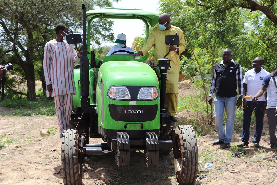 Pour Francine KOYANGA (au volant), son tracteur va lui faciliter la vie et améliorer ses conditions d’existence