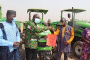 Mécanisation agricole: 17 tracteurs au profit de sociétés coopératives d’utilisateurs de matériels agricoles